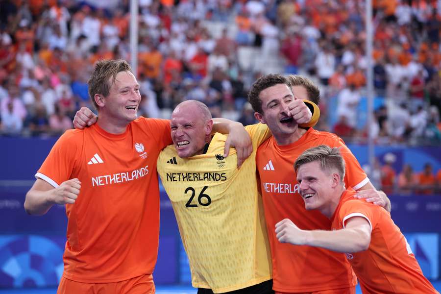 Oranje-doelman Pirmin Blaak temidden van het gouden feestgedruis in Parijs