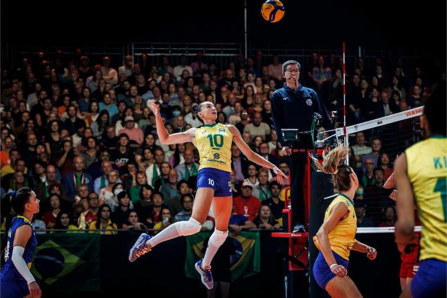 Em jogo épico, Brasil vira sobre o Japão e está na semi do Mundial de vôlei