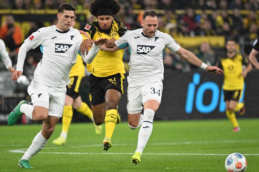 Hranáč s Coufalem brání jednoho ze soupeřů Dortmundu. Hranáč s Coufalem brání jednoho ze soupeřů Dortmundu.