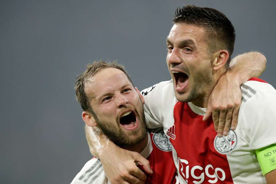 Dusan Tadic y Daley Blind en el Ajax