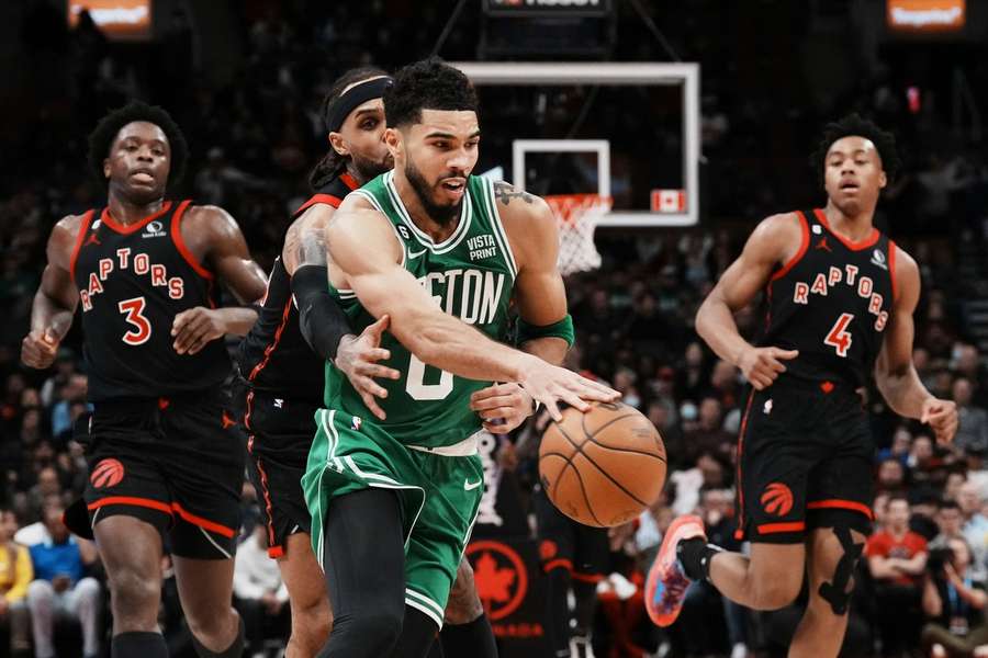 Jayson Tatum face aux Raptors.