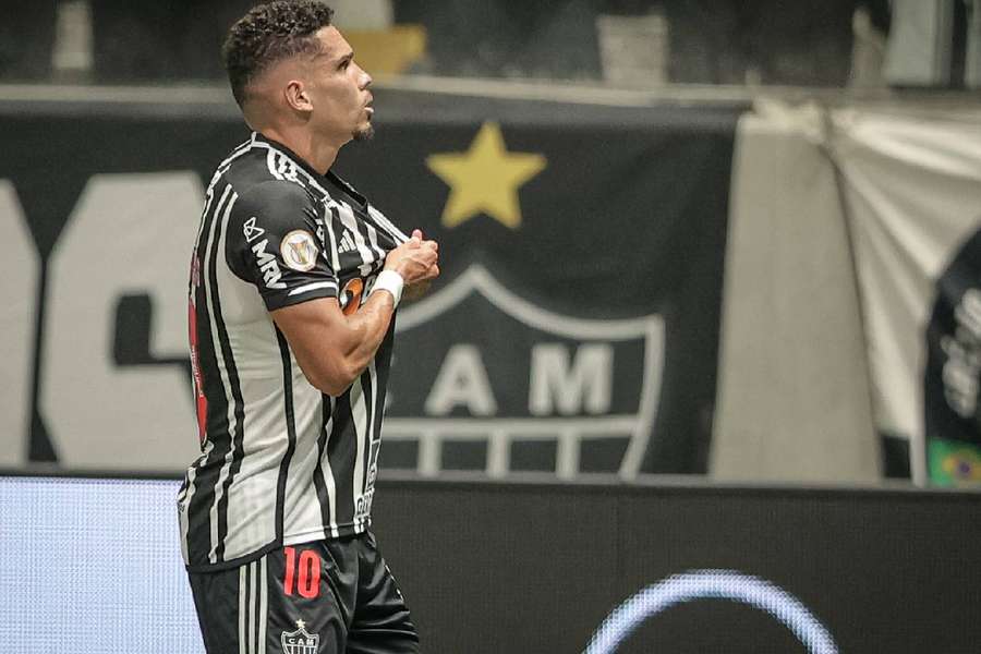 Paulinho comemora mais um gol marcado na Arena MRV