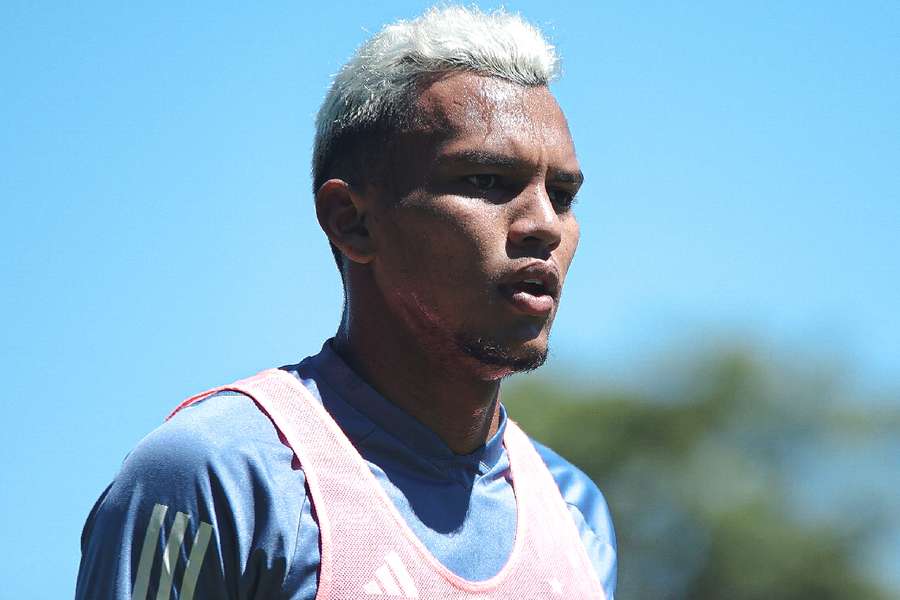 Veron durante treinamento na Toca da Raposa 2