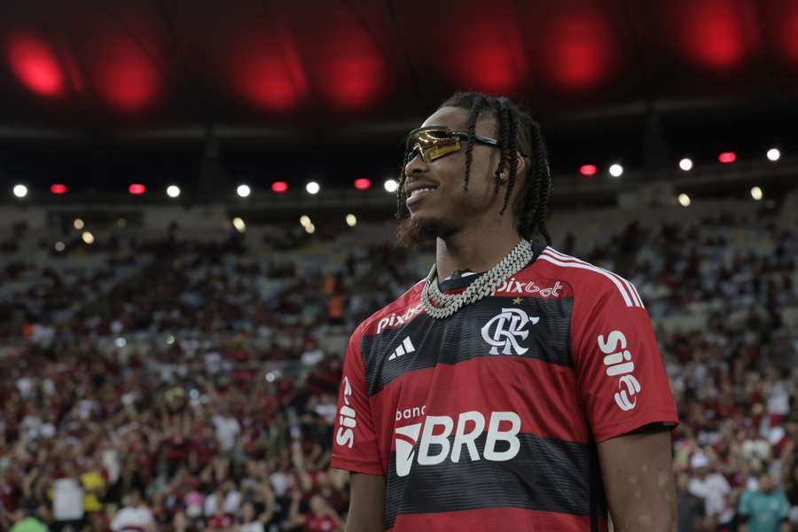 Cultliefhebber Justin Jefferson in een Flamengo-shirt Cultliefhebber Justin Jefferson in een Flamengo-shirt