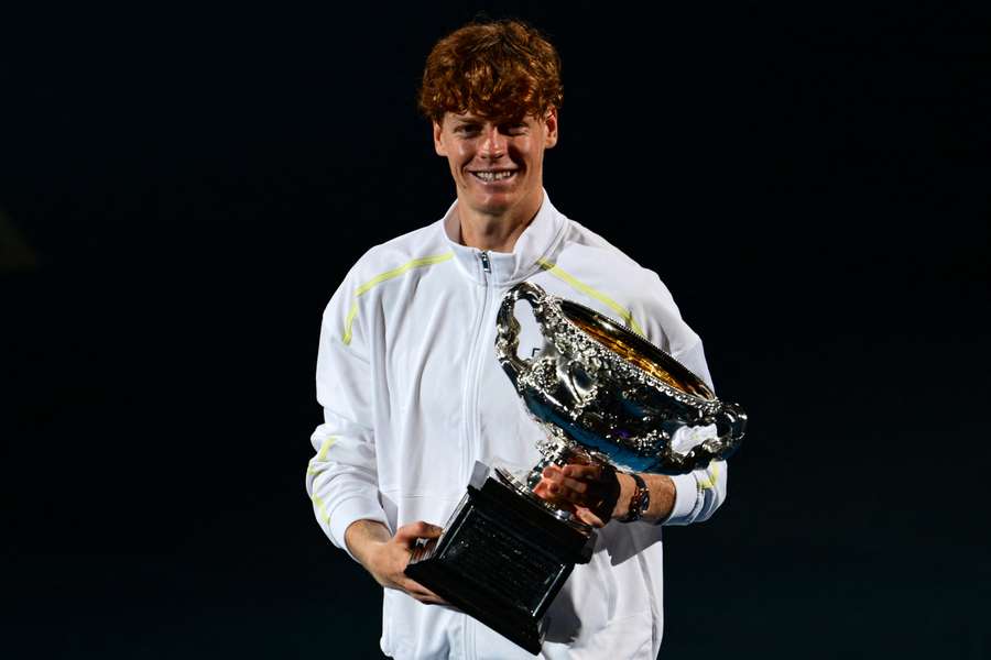 Jannik Sinner é o atual detentor do título de singulares masculinos do Open da Austrália Jannik Sinner é o atual detentor do título de singulares masculinos do Open da Austrália