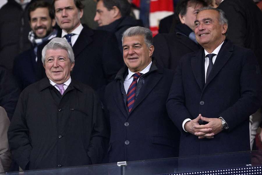 Joan Laporta com Enrique Cerezo e Rafa Yuste, no camarote do Metropolitano