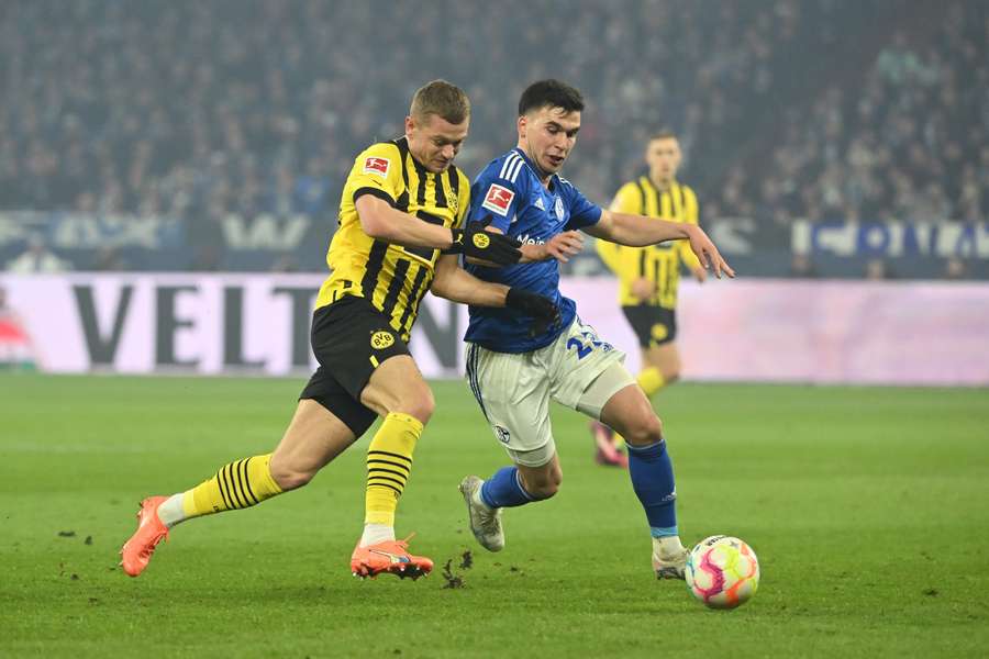 Mehmet-Can Aydin (r.) im Duell mit Julian Ryerson vom BVB.