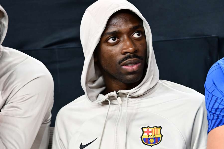 Ousmane Dembélé kijkt toe vanaf de zijlijn tijdens de oefenwedstrijd Barcelona-AC Milan