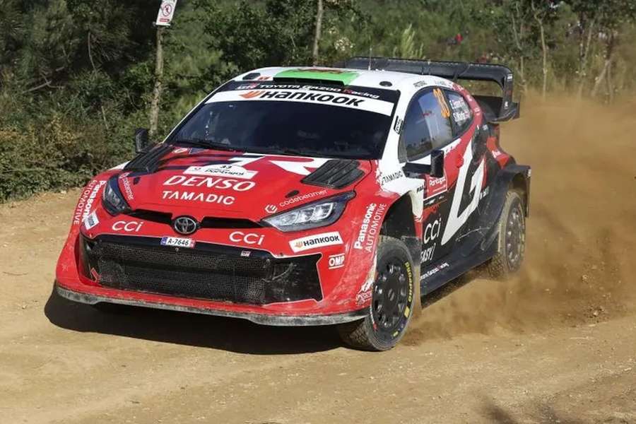 Elfyn Evans encontrou um reboque no troço
