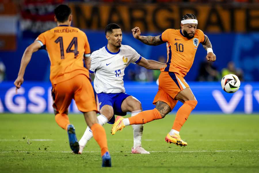 Depay en Saliba in duel om de bal tijdens Nederland-Frankrijk
