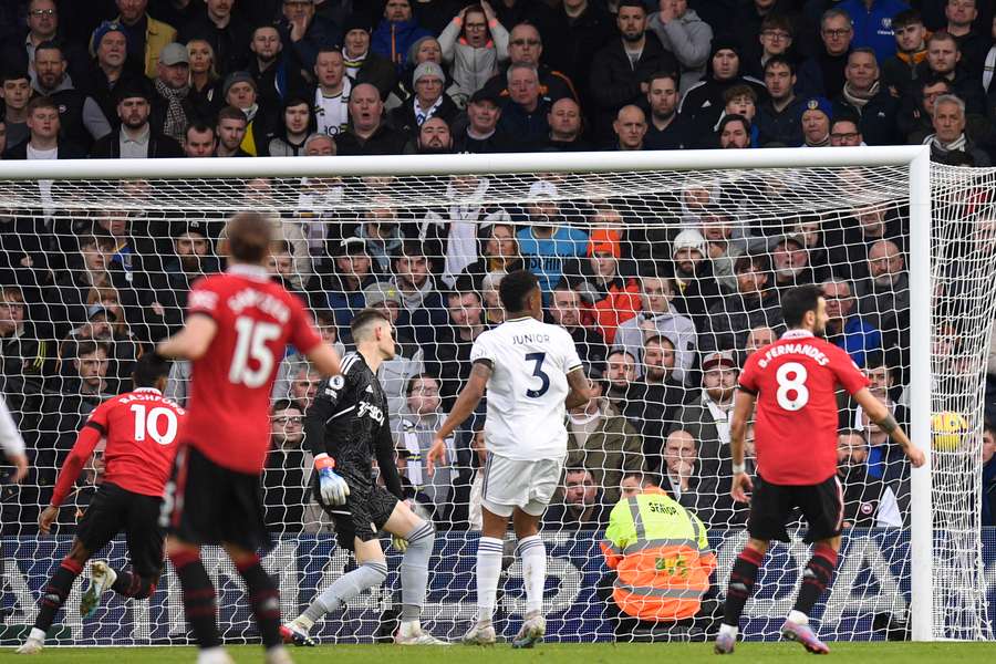 Marcus Rashford heads in Man Utd's opening goal