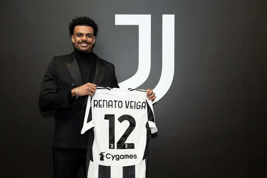 Renato Veiga con su nueva camiseta