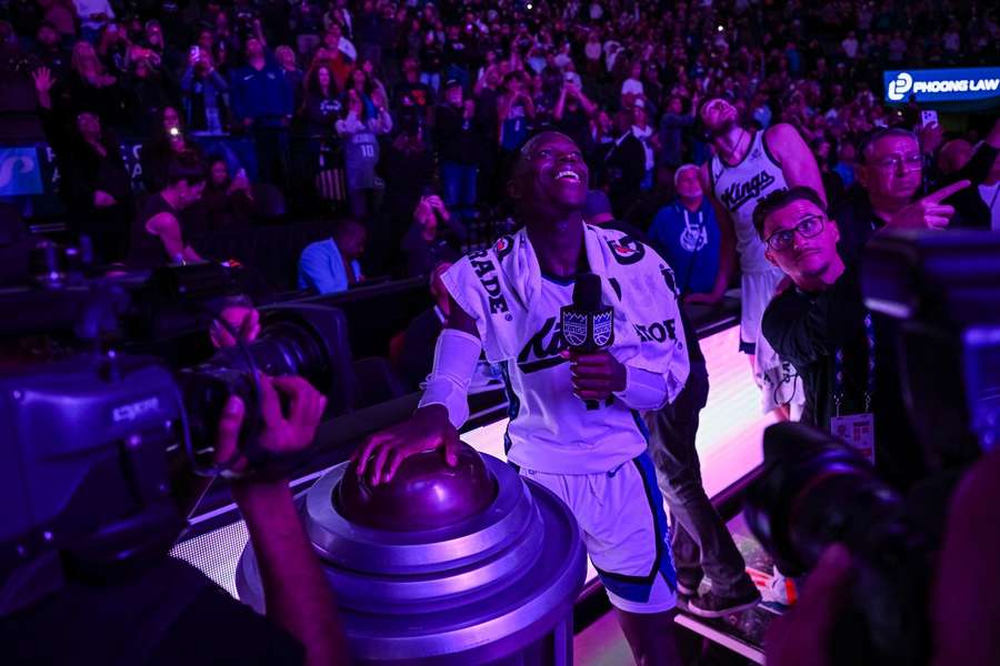 Dennis Schröder durfte erstmals an den Buzzer der Kings drücken.