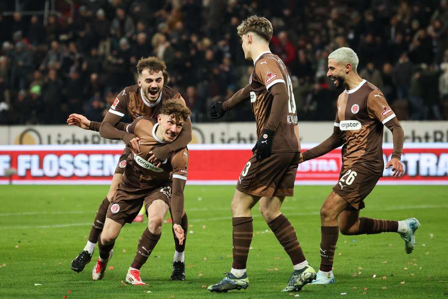 I giocatori del St. Pauli esultano per il gol contro l'Hoffenheim