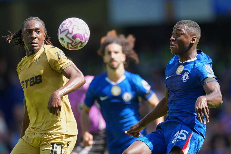 Eberechi Eze, del Crystal Palace, a la izquierda, y Moises Caicedo, del Chelsea, luchan por el balón