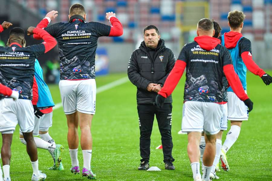 Cesar Sanjuan-Szklarz prowadzi rozgrzewkę Górnika Zabrze.