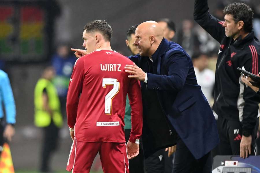 Coach Slot (r.) muss gegen PSV in der Champions League wohl auf Wirtz verzichten