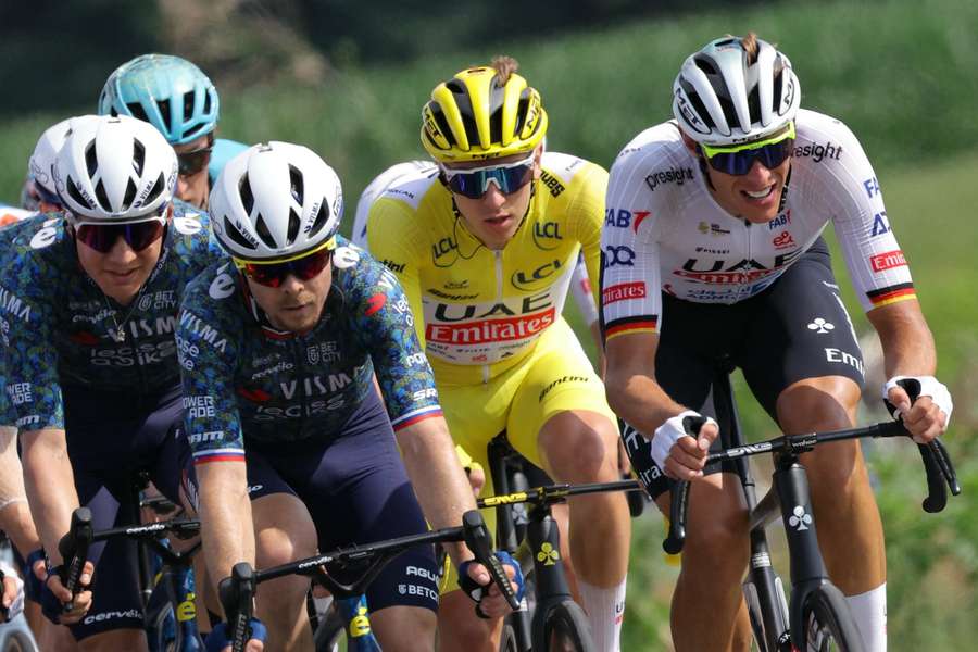 Tadej Pogacar (M.) hat die 4. Etappe der Tour de France gewonnen.