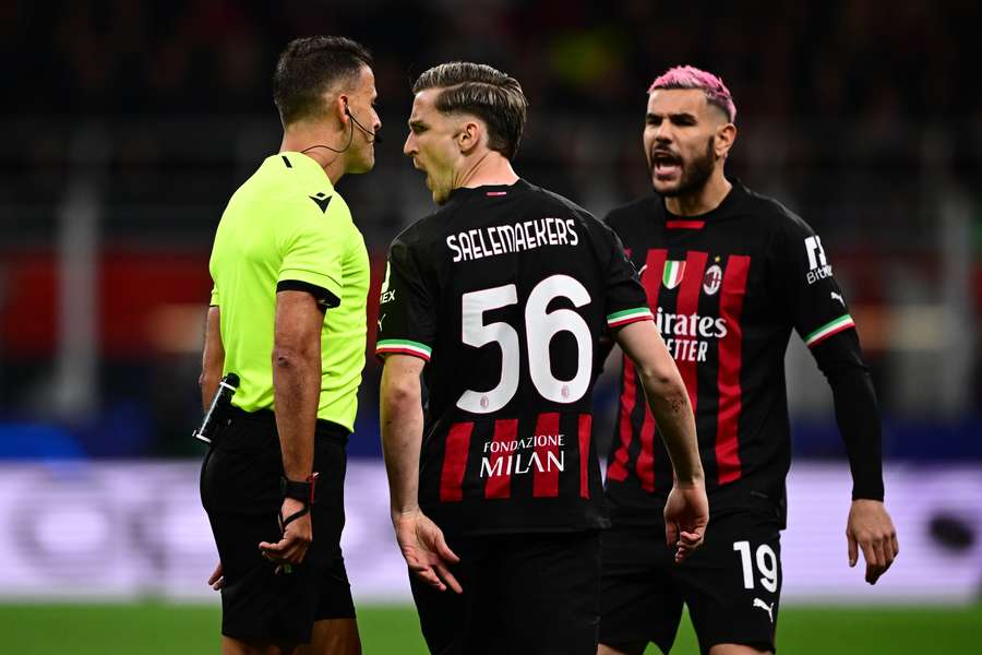 AC Milan's Belgian forward Alexis Saelemaekers (C) and AC Milan's French defender Theo Hernandez (R) react against Spanish referee Jesus Gil Manzano