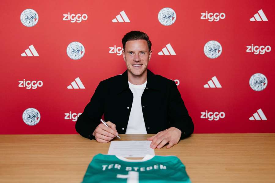 Ter Stegen při podpisu smlouvy s Ajaxem.