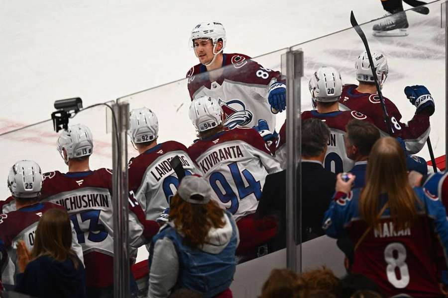 Martin Nečas slaví se spoluhráči jeden ze dvou gólů do sítě Pittsburghu.