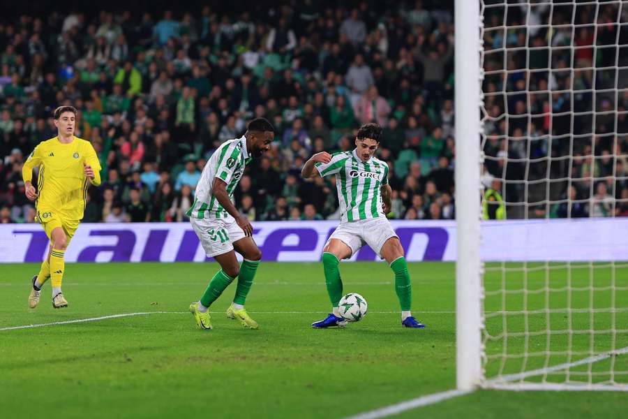 Cardoso empuja a puerta vacía el único gol del Betis
