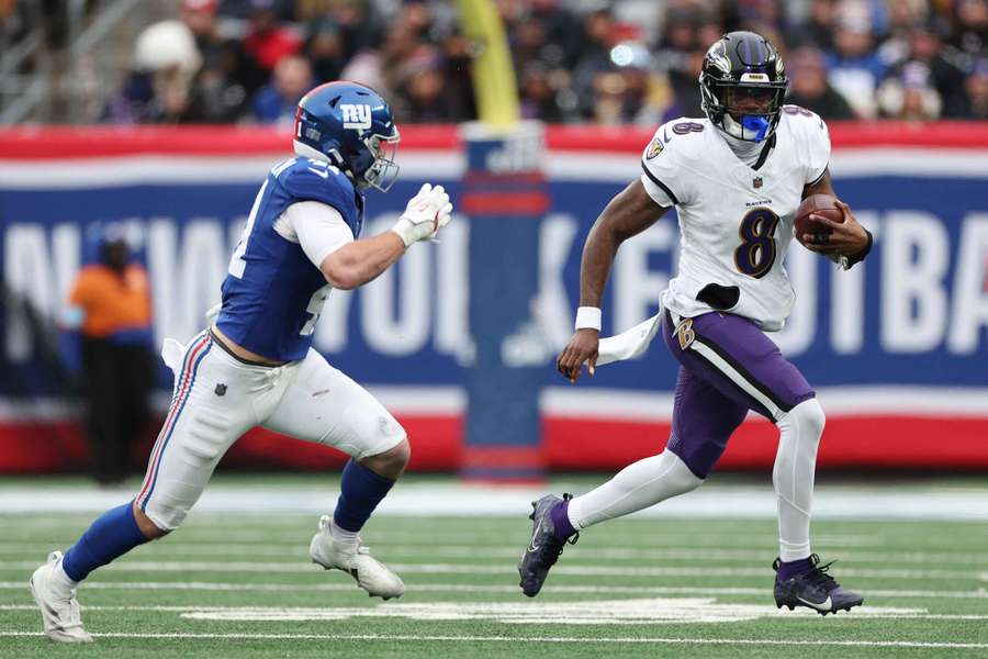 Lamar Jackson corre con el balón en el partido ante los Giants