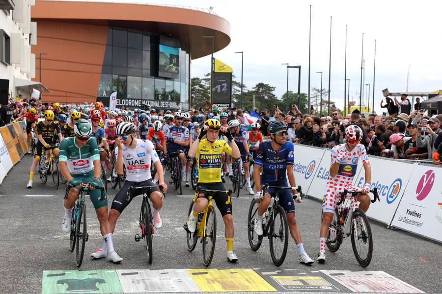 De vier truien plus Thibaut Pinot bij de start van de etappe