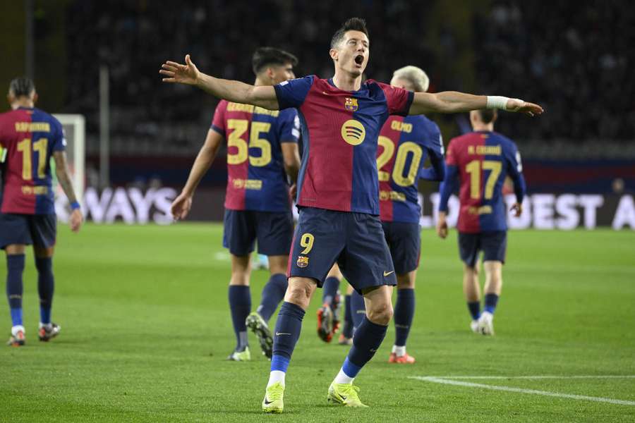 Lewandowski celebra uno de sus goles ante el Brest