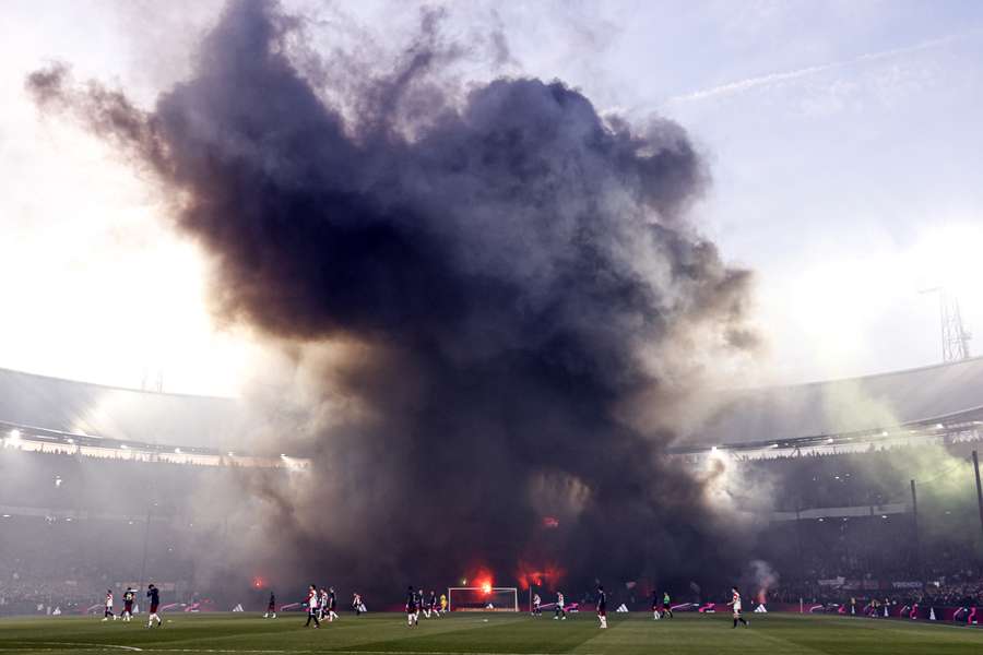 Feyenoord moet een geldboete van 7500 euro betalen voor vuurwerk
