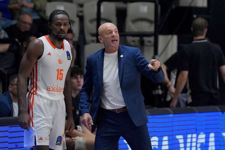 Chemnitz-Trainer Rodrigo Pastore (r.) mit seinem Schützling Ty Brewer Chemnitz-Trainer Rodrigo Pastore (r.) mit seinem Schützling Ty Brewer