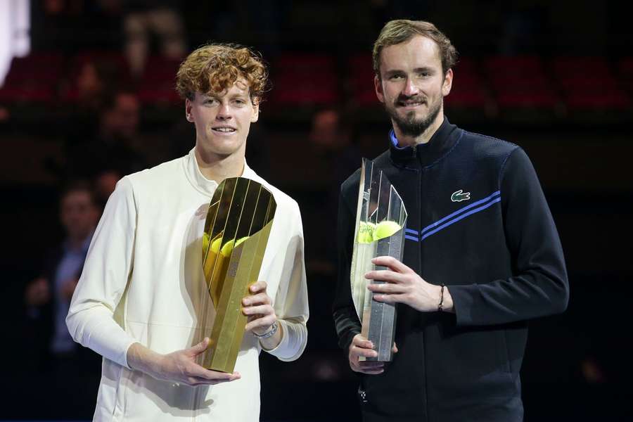 Šampion Jannik Sinner a neúspěšný obhájce titulu Daniil Medveděv.