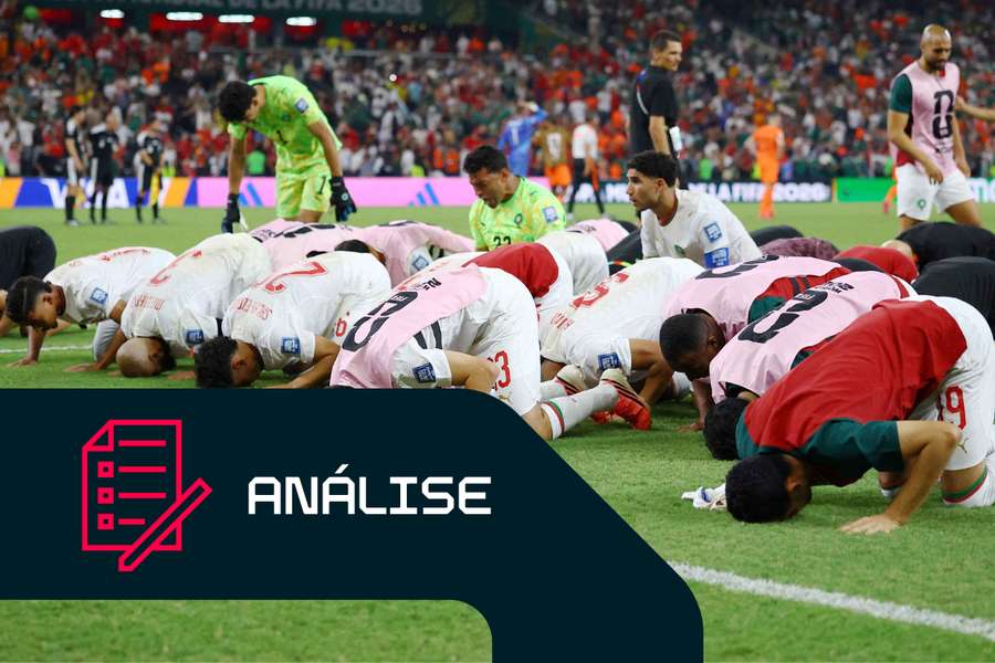 Os marroquinos agradecem a Alá após a qualificação frente aos Países Baixos.