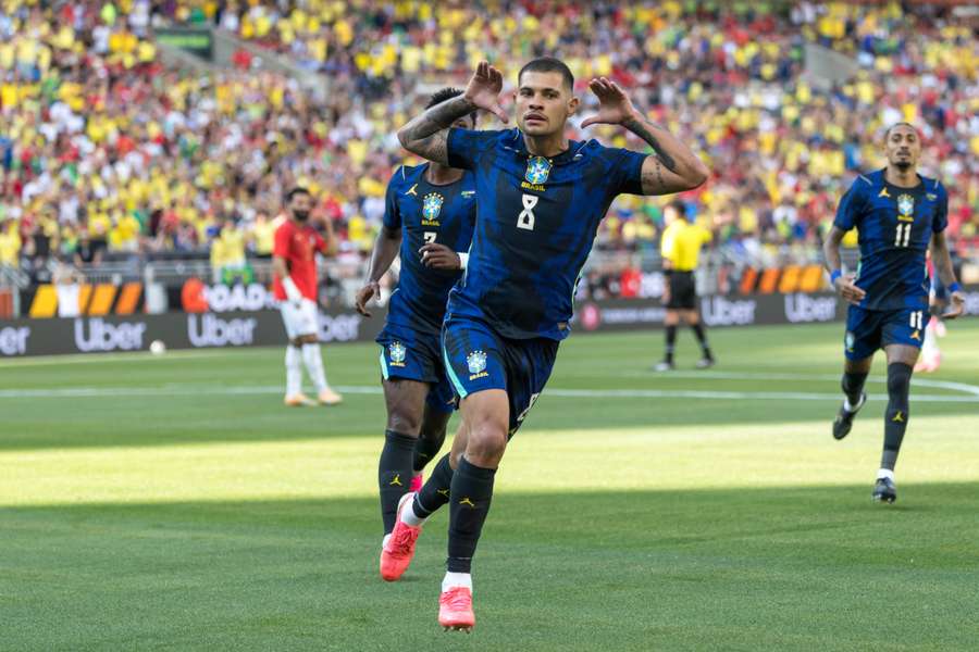 Bruno Guimarães célèbre son but lors de la victoire du Brésil contre l'Égypte en match de préparation à la Coupe du monde 2026, le 6 juin à Cleveland.