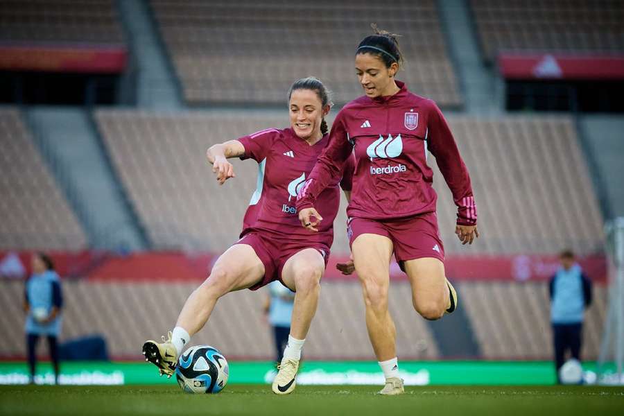 Aitana Bonmatí y Ona Batlle disputan el balón en un entrenamiento.