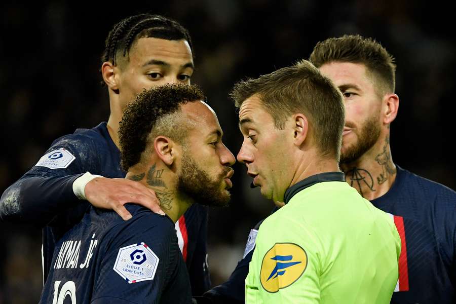 Neymar skændes med dommeren efter at være blevet udvist for film mod Strassbourg