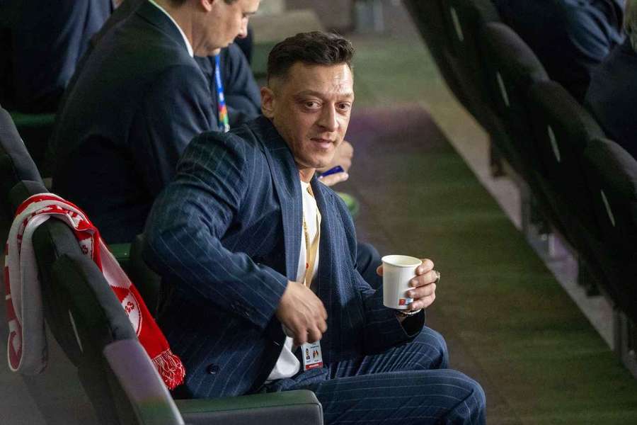 Ozil asiste a un partido de fútbol turco Ozil asiste a un partido de fútbol turco
