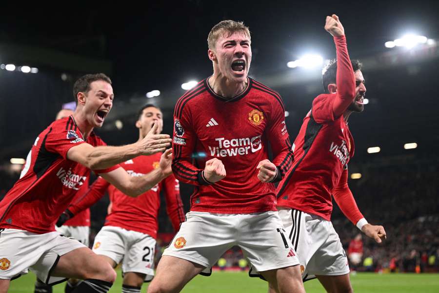 Rasmus Hojlund van Manchester United viert de winnende goal met zijn teamgenoten