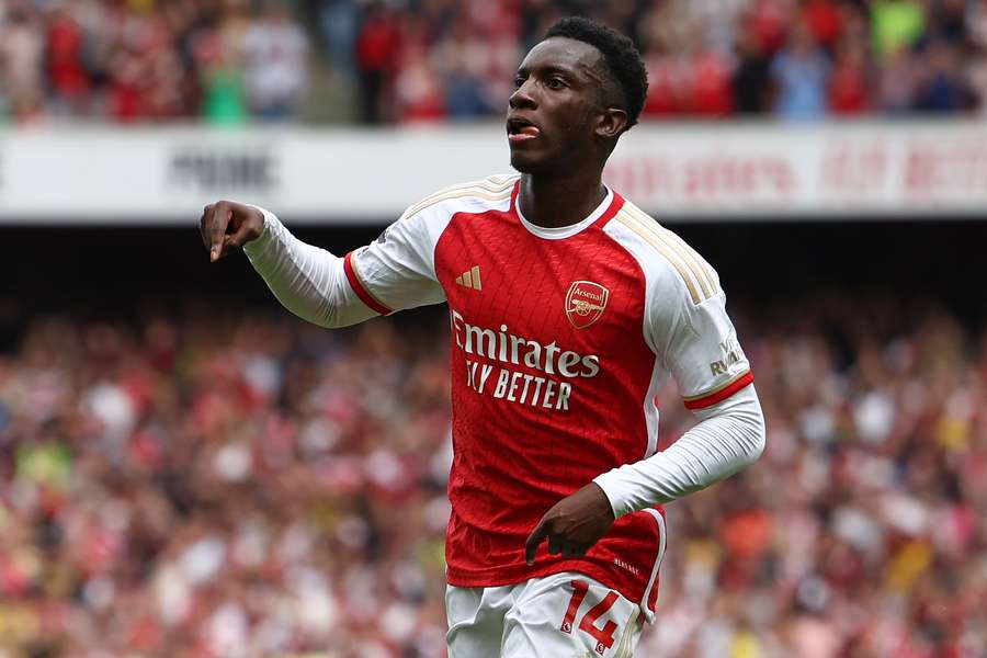 Eddie Nketiah, delantero inglés del Arsenal #14, celebra el primer gol.