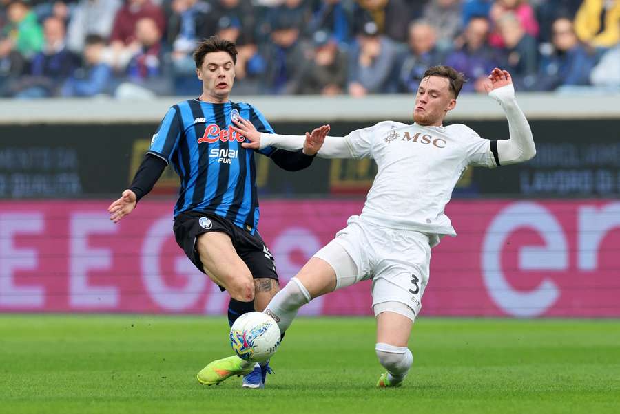 Beukema in tackle su Zalewski