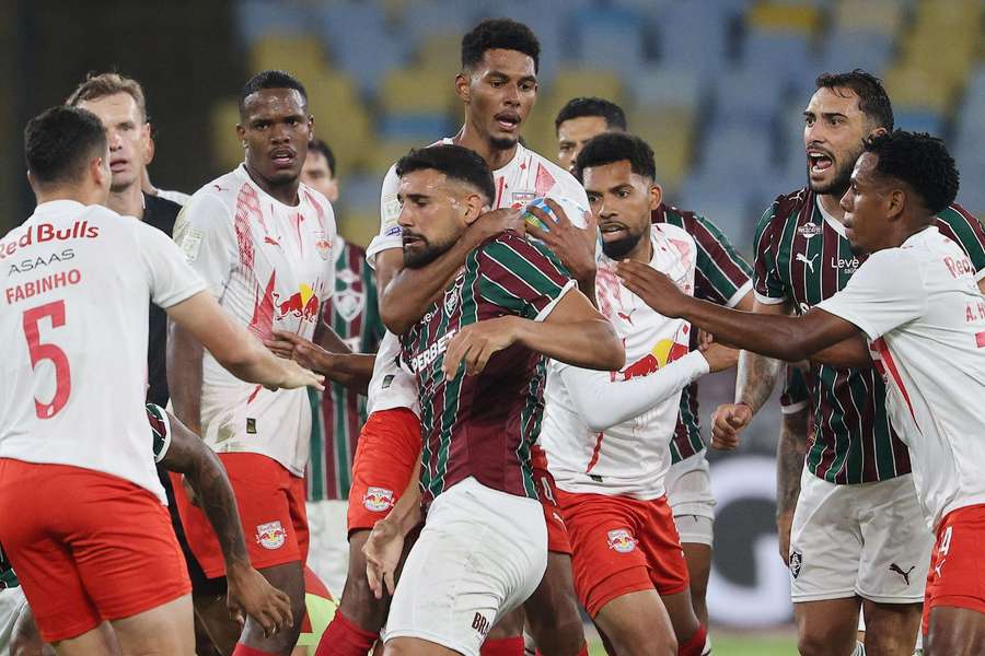 Fluminense x Red Bull Bragantino teve cenas lamentáveis no fim Fluminense x Red Bull Bragantino teve cenas lamentáveis no fim