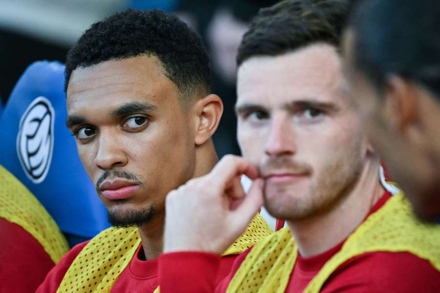 Trent Alexander-Arnold (à gauche) sur le banc lors de Brighton/Liverpool.