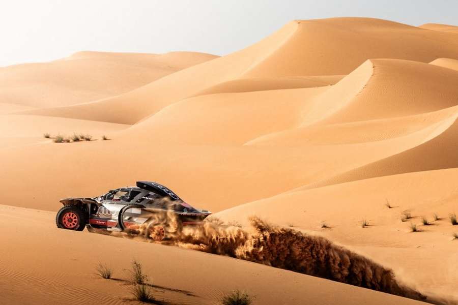 Carlos Sainz no deserto da Arábia Saudita