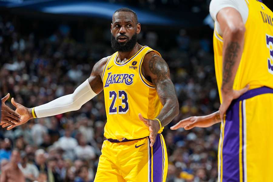 LeBron James chce uspět s Lakers. Nevyužil opci aby si mohl nechat snížit plat