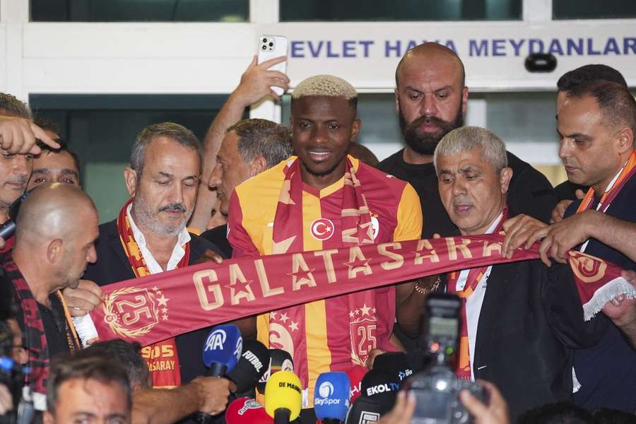 Poprask v Turecku, Galatasaray má hvězdu v podobě kanonýra Osimhena.