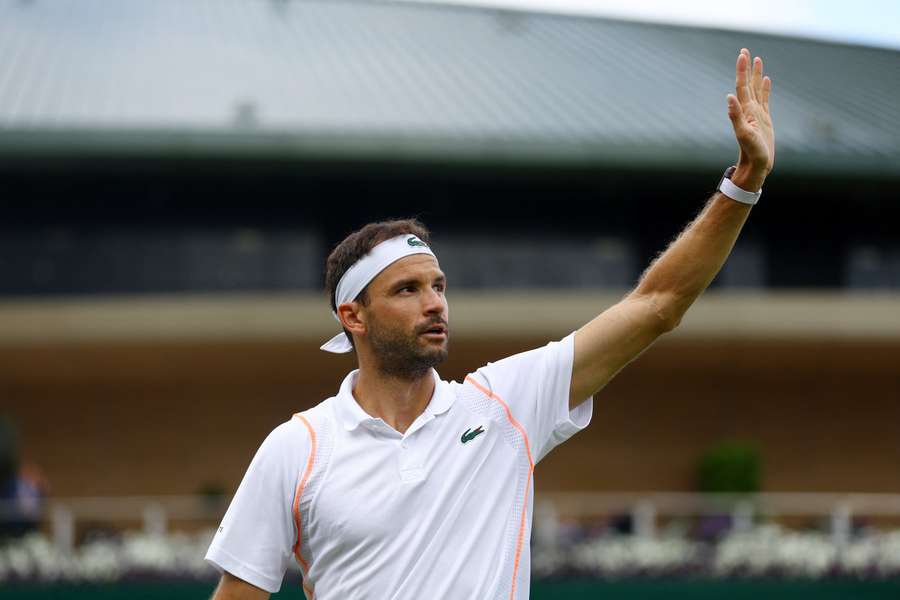 Grigor Dimitrov acena para o público depois de ter afastado Sho Shmabukuro