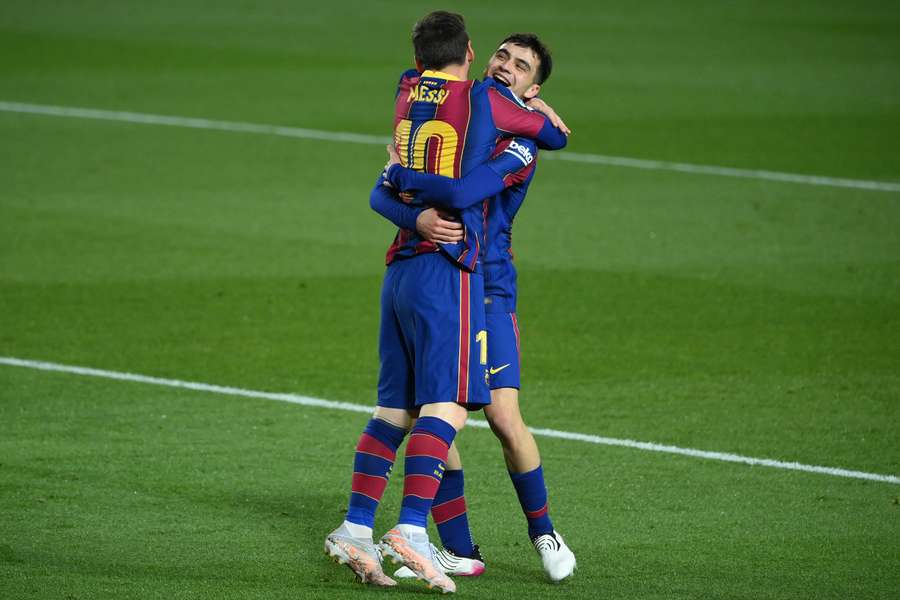 L'abbraccio tra Lionel Messi e Pedri