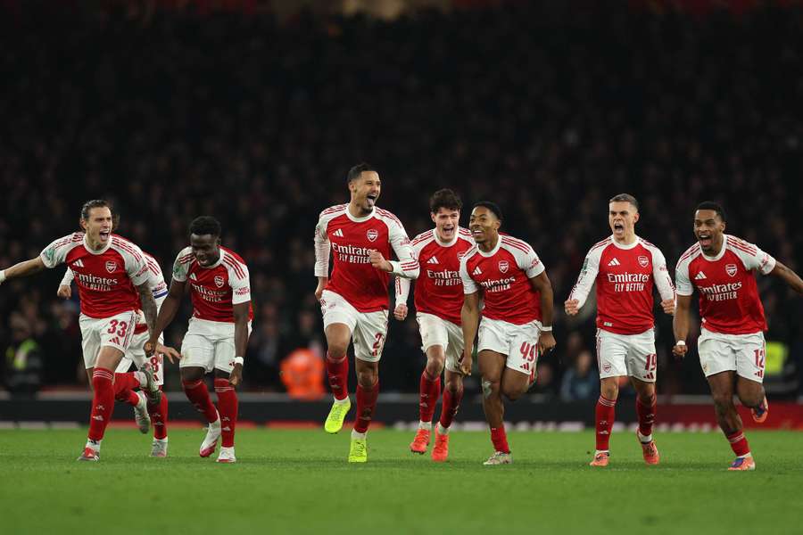 Arsenal comemora classificação suada na Copa da Liga Inglesa
