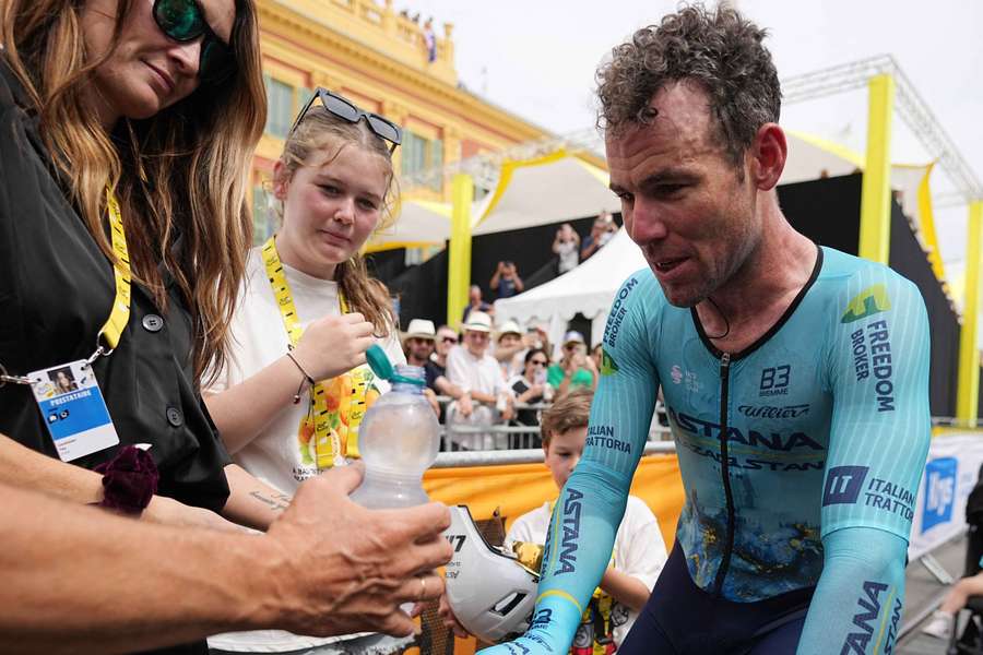 Cavendish signing autographs for fans