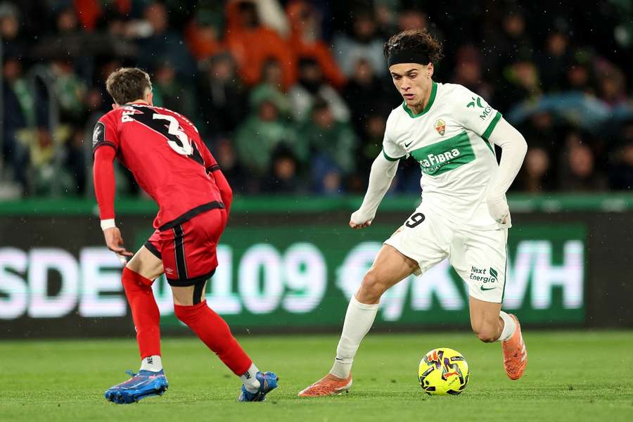 Héctor Fort, ante Pep Chavarría en el Elche-Rayo